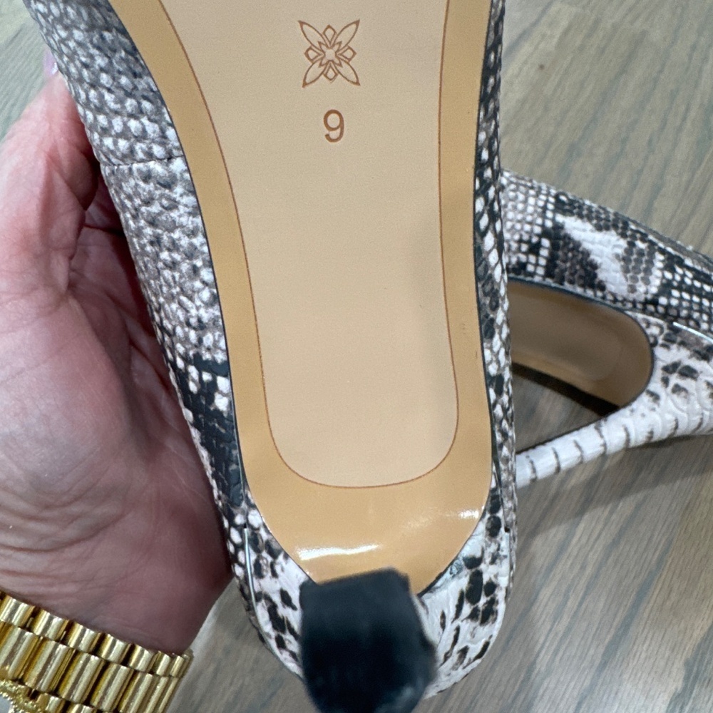 BCBGeneration Harleigh Pointy Toe Pumps Snake Print Size 9 - Picture 4 of 6